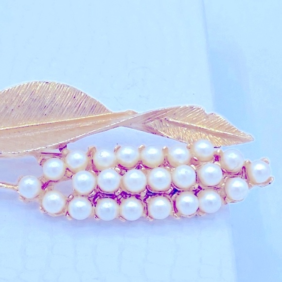 Vintage Textured Brushed Gold Toned Leaf/ Faux Pearl Brooch 3” Long  By 1” Wide - Picture 3 of 4